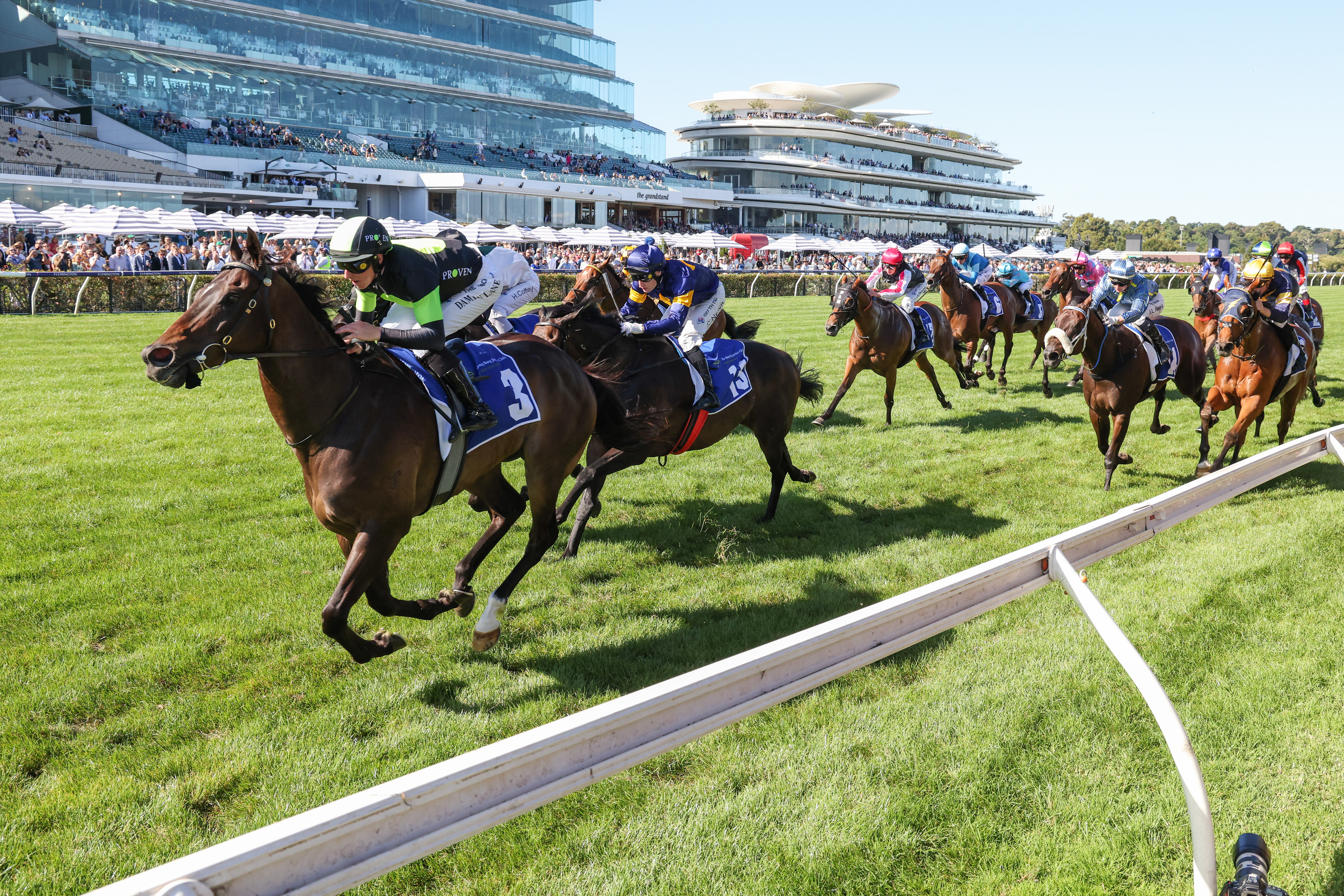 Biggest Lightning crowd in ten years enjoy world class race day