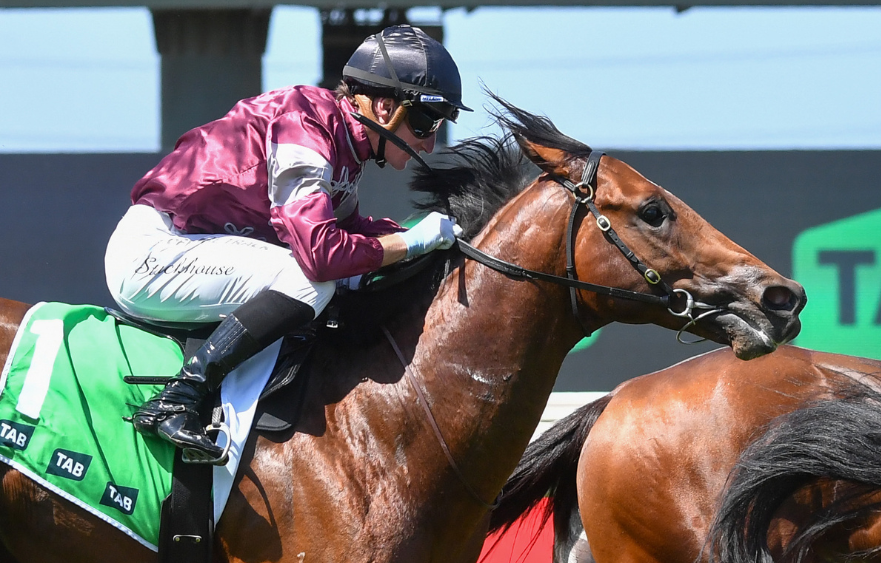 Shining Smile continues winning run