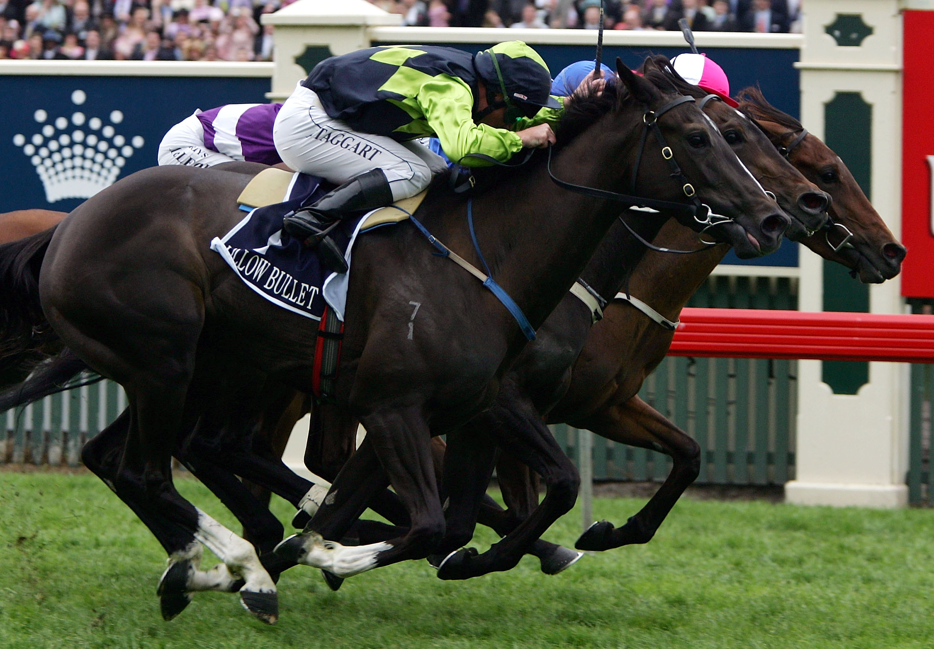 Thrilling finish in the 2004 Crown Oaks
