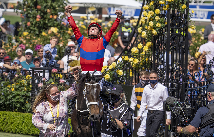 Verry Elleegant wins the 161st Lexus Melbourne Cup